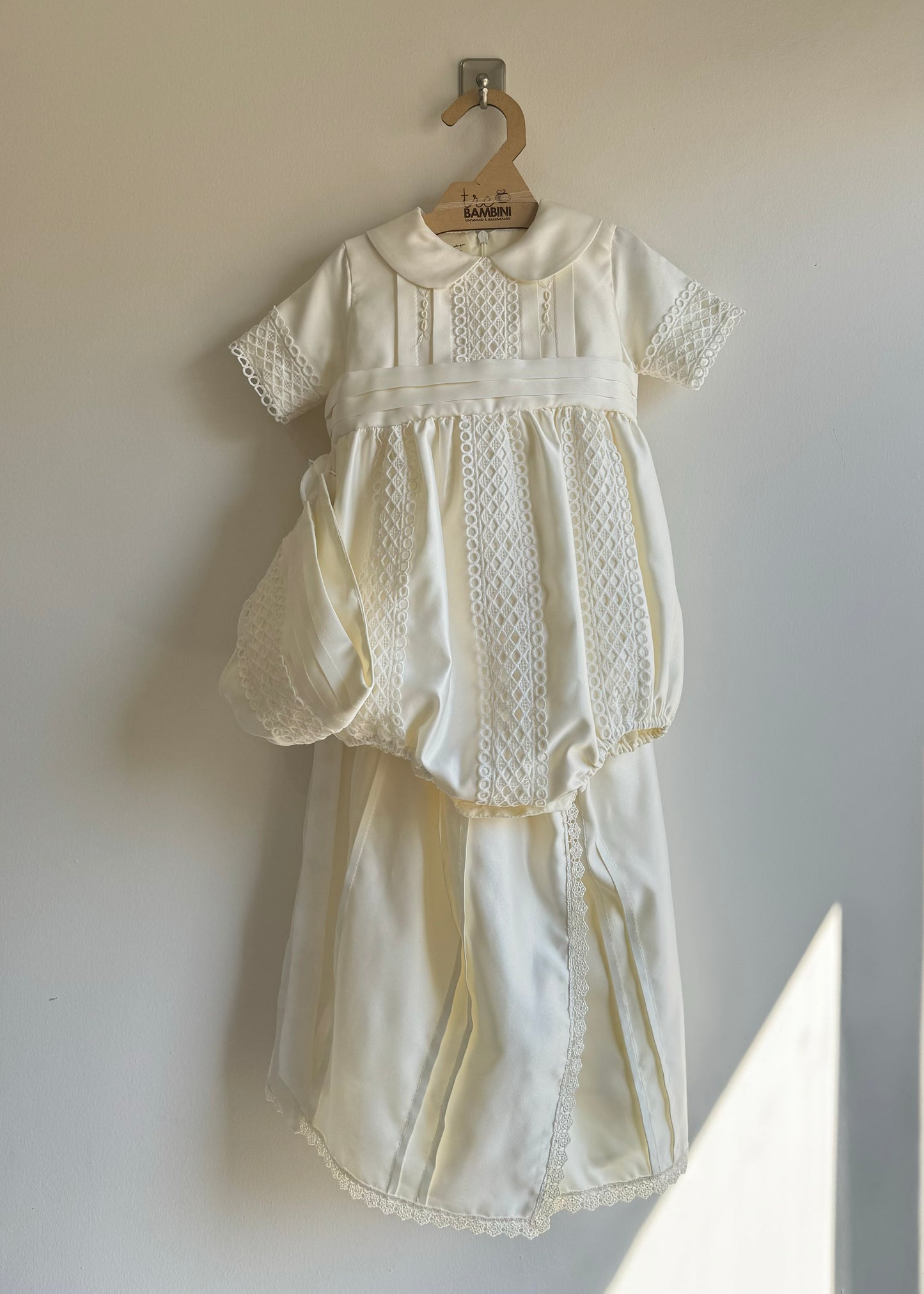 Traje de bautizo para niño marca Tre Bambini - Modelo Varenna manga corta