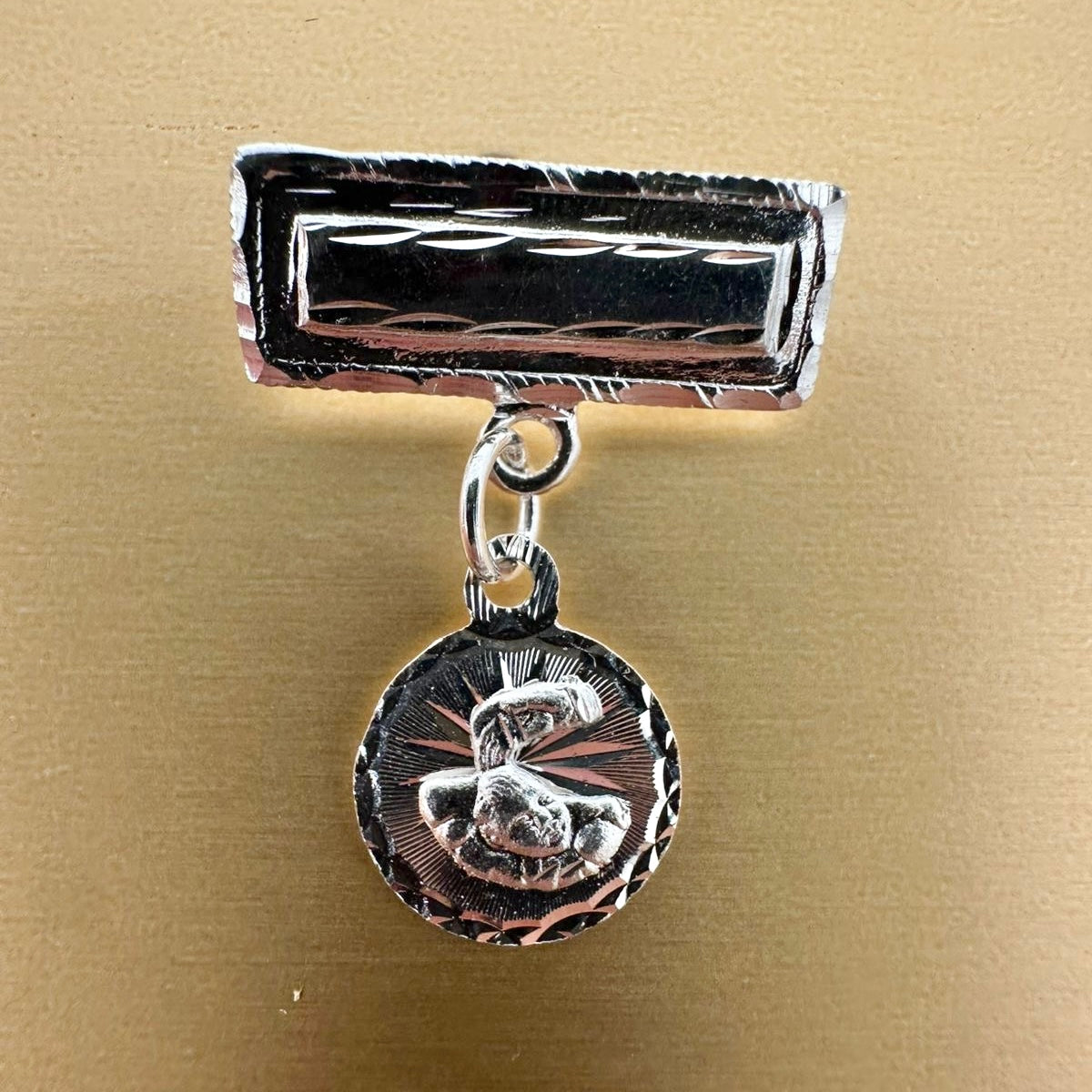 Prendedor con medalla religiosa para bebé - PR221