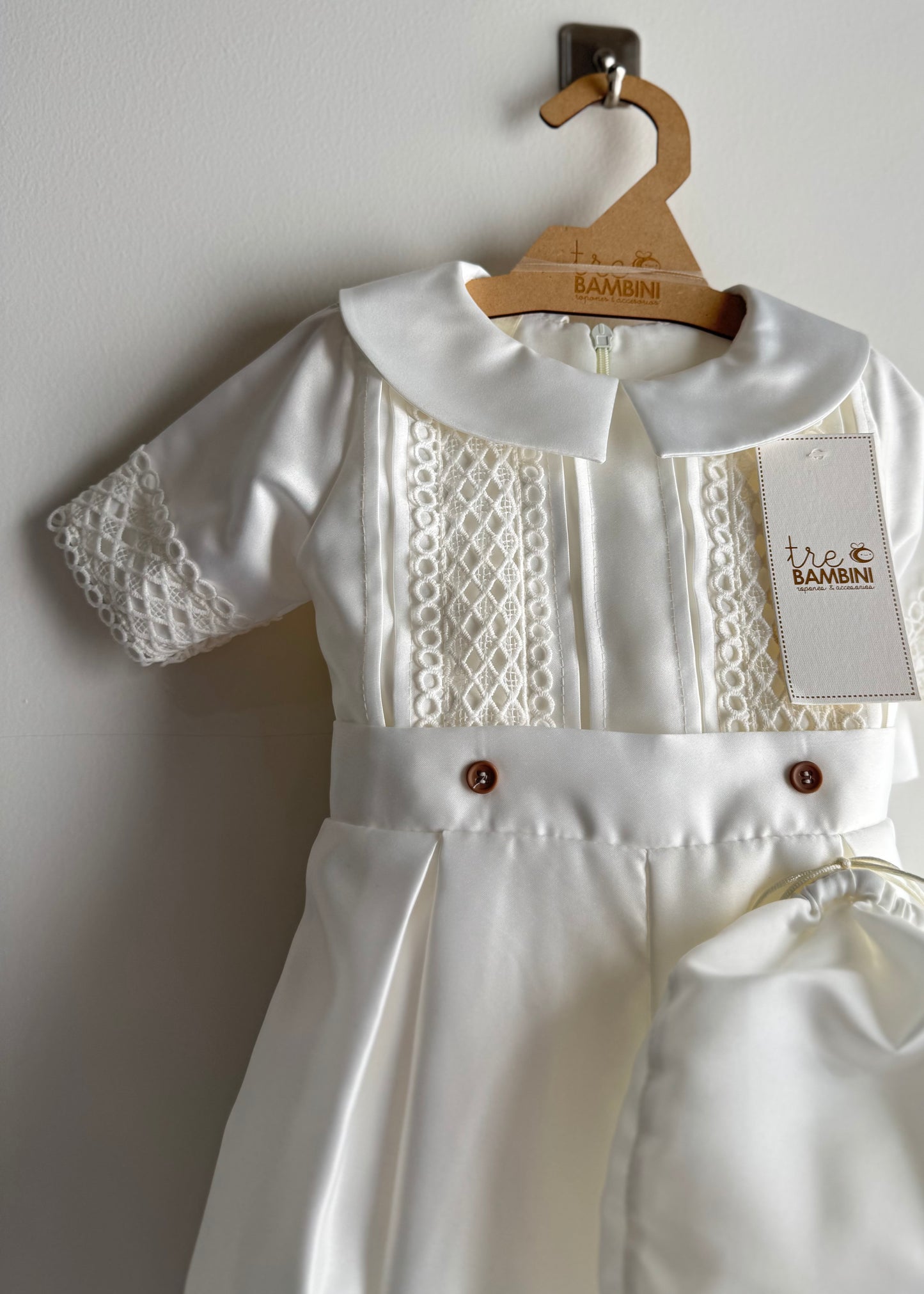 Traje de bautizo para niño marca Tre Bambini - Modelo Bari manga corta
